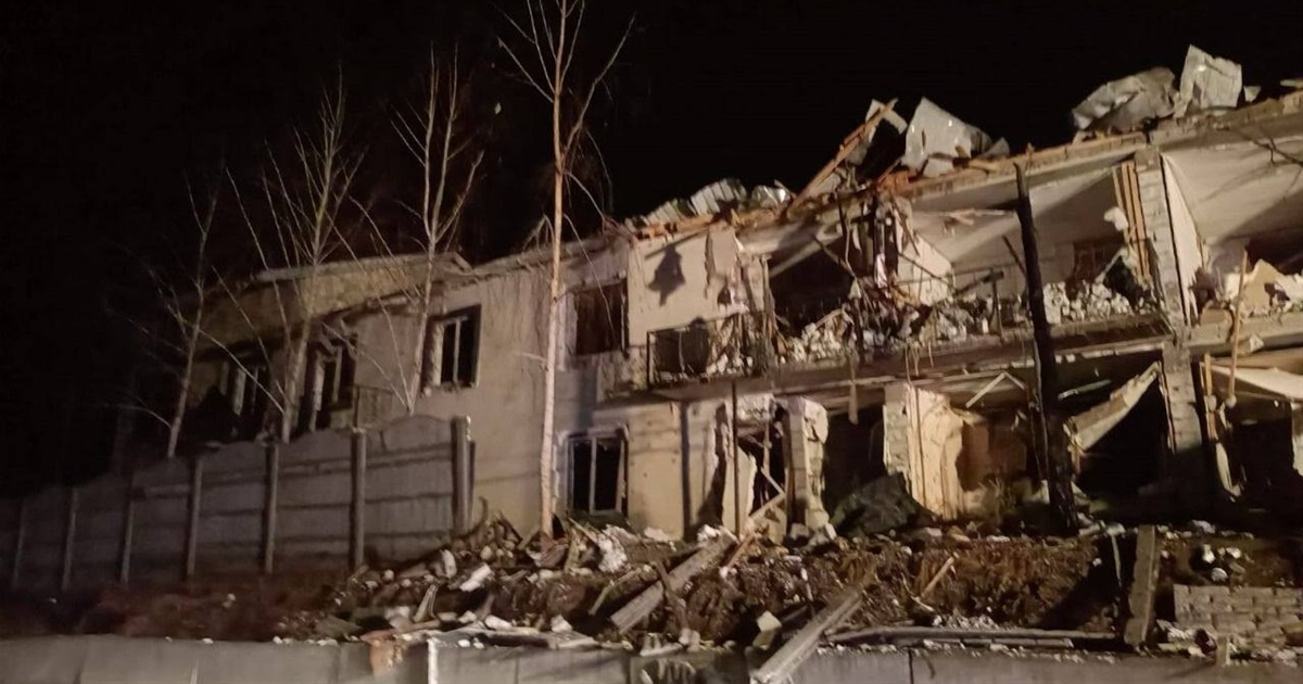 Наслідки нічної атаки на Київщині: є постраждалі, зруйновані будинки, пошкоджені авто та пожежі