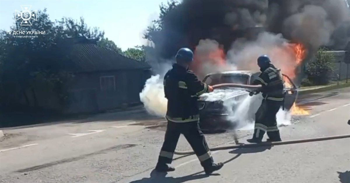 У Білопіллі горіло авто: рятувальники загасили пожежу (ВІДЕО)