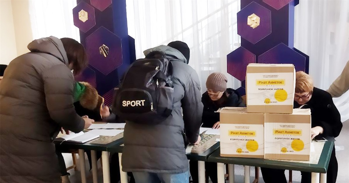 Переселенці Покровської громади отримали продуктові набори від Фонду Ріната Ахметова