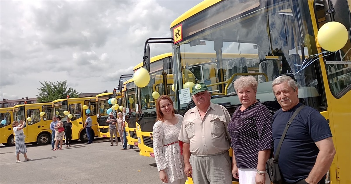 Для Студениківського ліцею придбали шкільний автобус: їхній транспорт минулого року віддали на ЗСУ