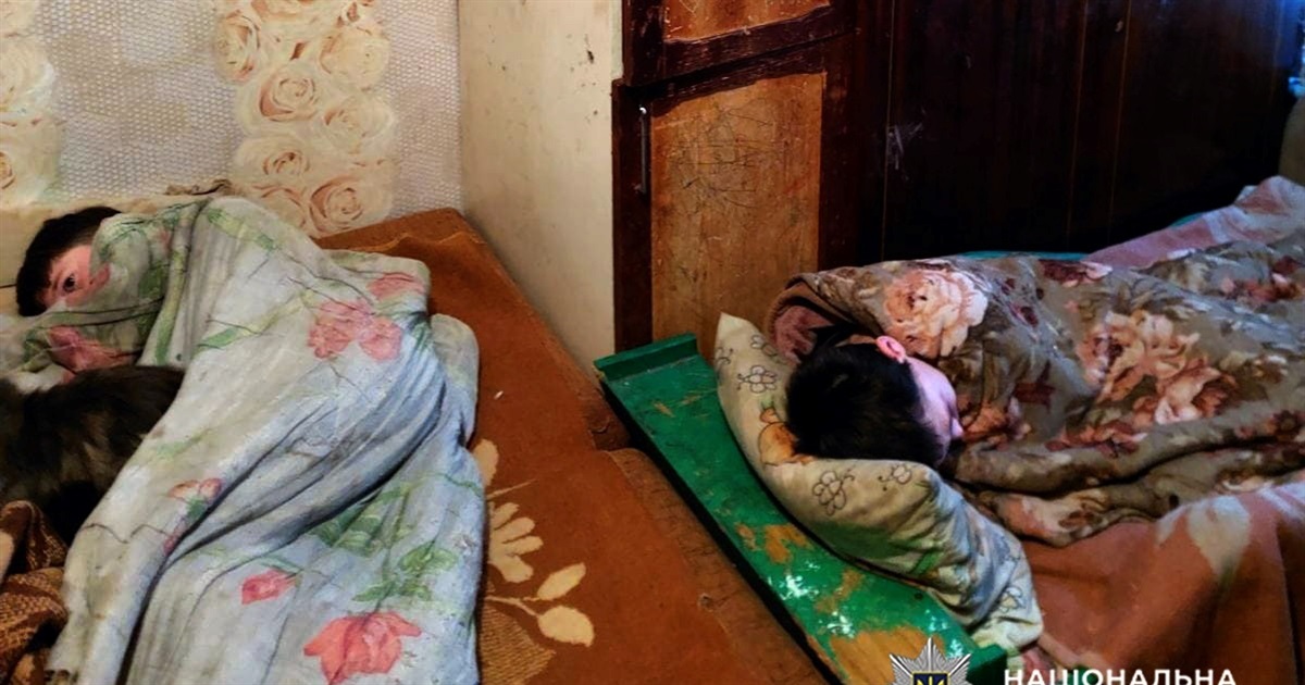 У матері вилучили п’ятьох дітей: жебракували у Славуті та жили в антисанітарії