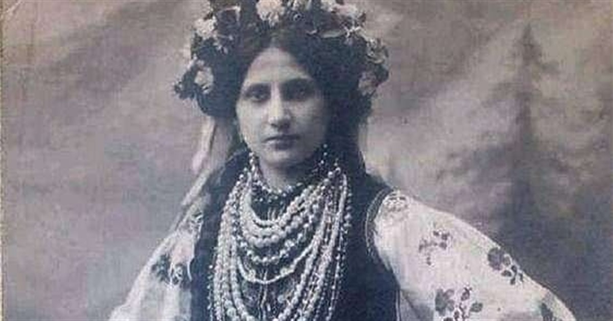 Коралі, дукачі, гердани. Які традиційні прикраси носили жінки Донеччини у ХІХ-ХХ століттях — фото