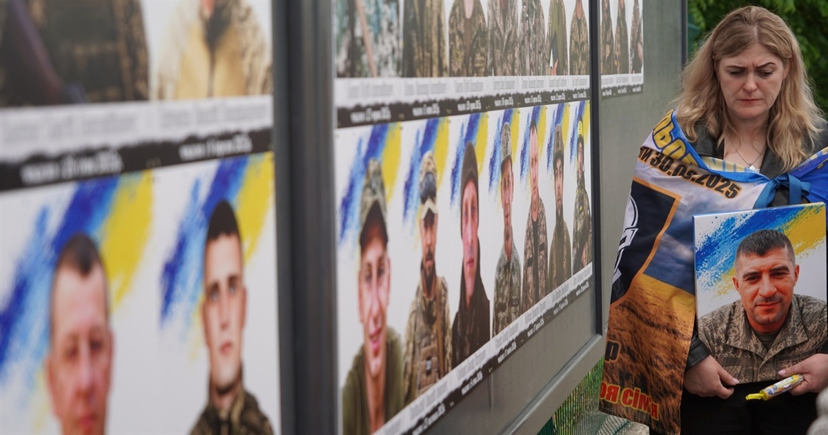 «Наші хлопці непрозорі, вони є»: у Сатанові відкрили Стіну надії для родин зниклих безвісти