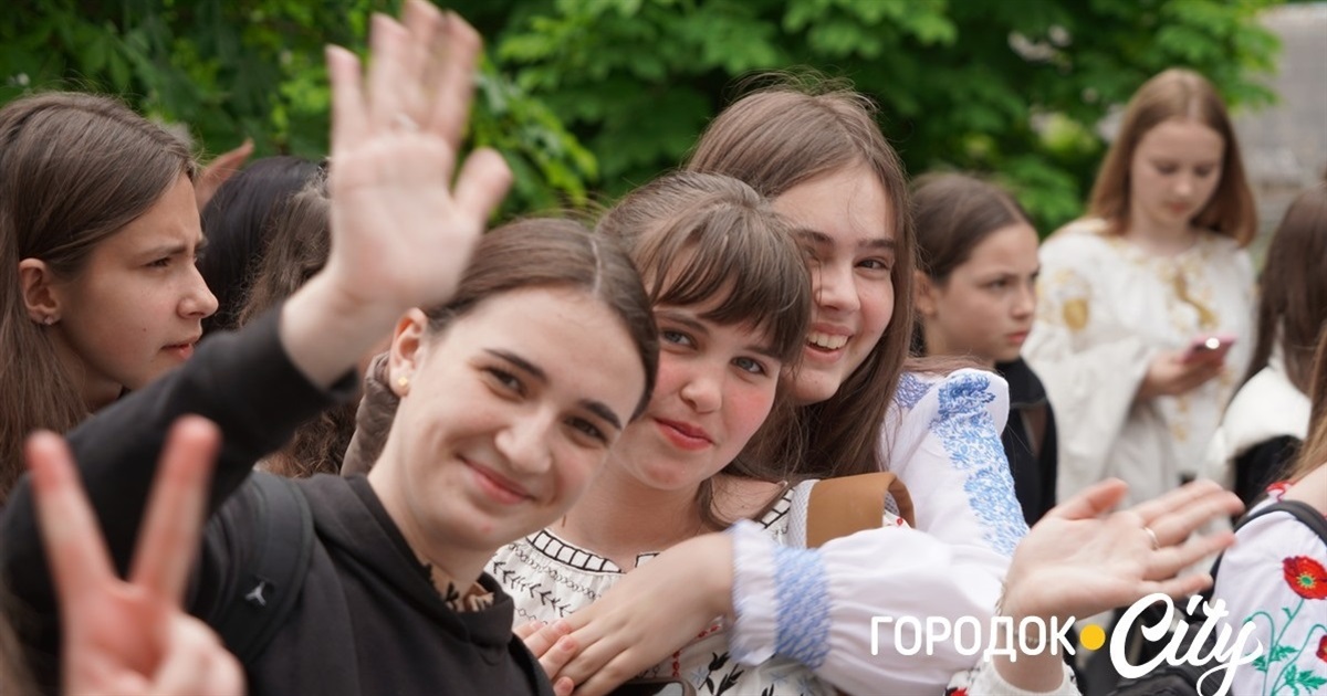Створили цифру 20 та одягнули дерева у вишиванки. Фоторепортаж із Городоцького ліцею №1