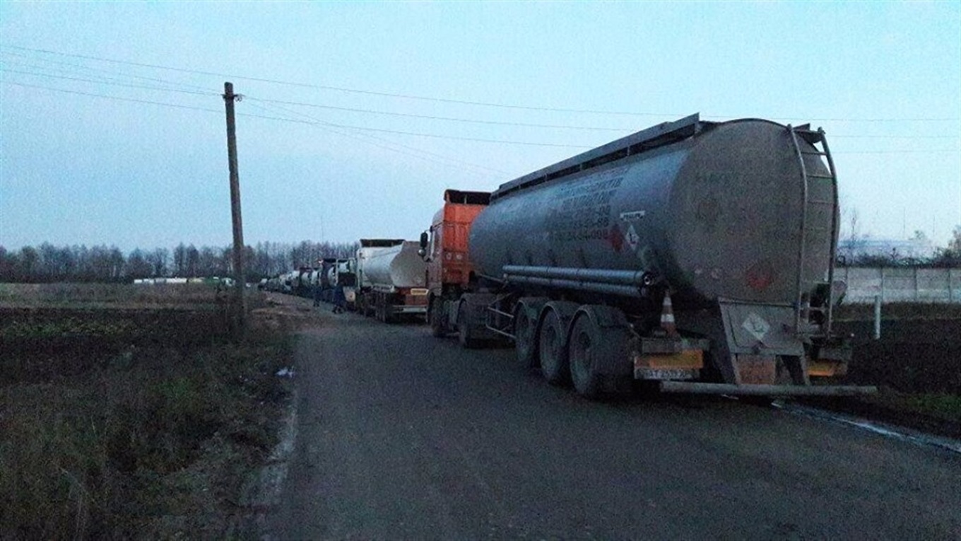 У Новограді не випускають із міста бензовози