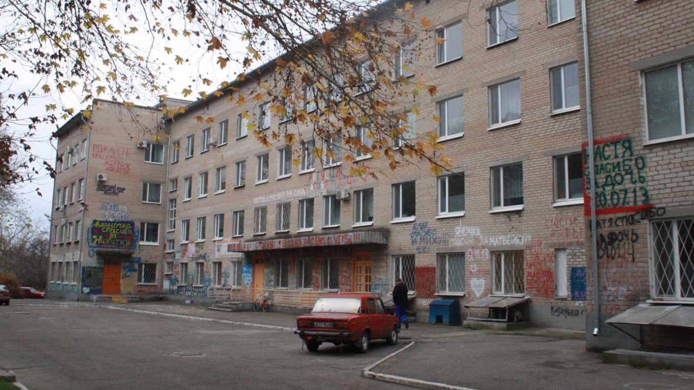 Когда радость граничит с безобразием: вид мелитопольского роддома подпортили молодые отцы