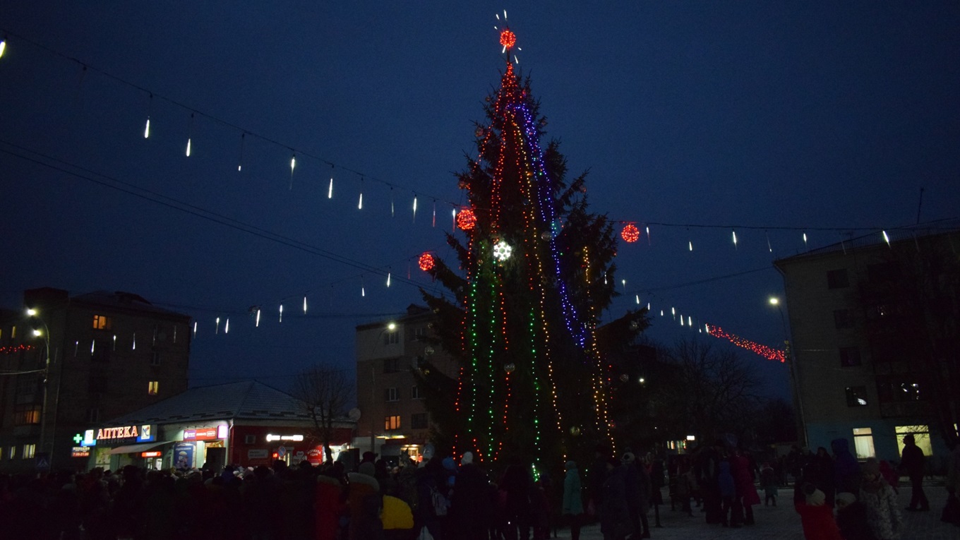 У Новограді відкрили головну ялинку (ФОТОРЕПОРТАЖ)