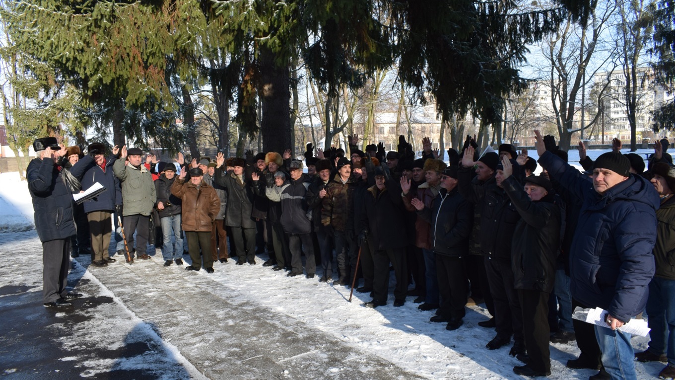Біля Будинку офіцерів військові пенсіонери зібрались на мирну акцію протесту