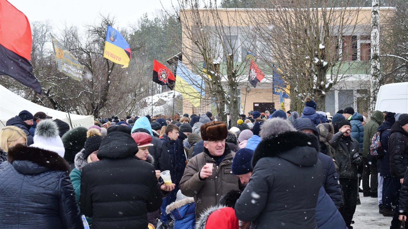 Купання в ополонці, куліш, глінтвейн і військовий оркестр: як новоград-волинці Водохреще святкували