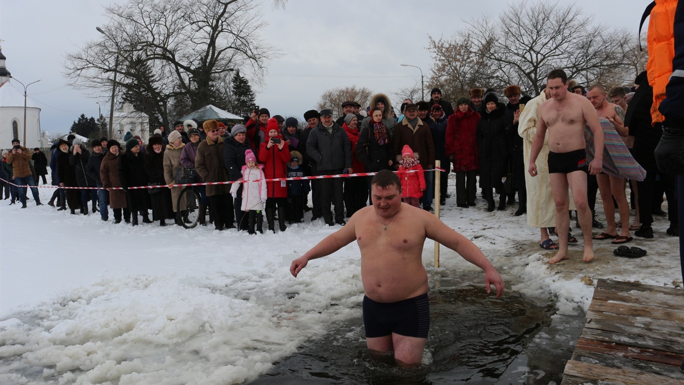Фоторепортаж. На Водохрещa старокостянтинівці купались в ополонці поряд з лебедями