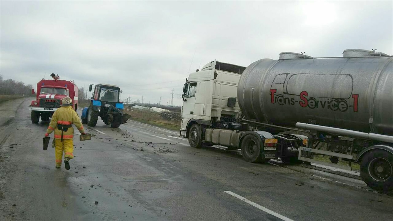 Возле села Удачное спасатели вытаскивали из кювета машину