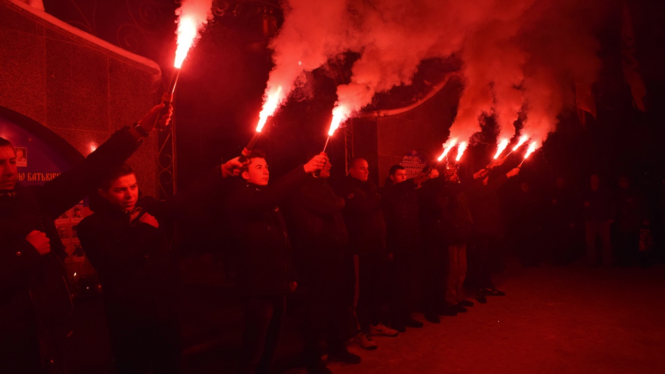 З фаєрами і молитвою націоналіста: патріотичні організації Новограда вшанували Героїв Небесної сотні