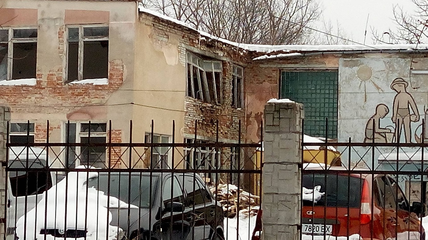 Фоторепортаж зі старої гімназії та історія про те, як вона стала схожа на декорації до фільму жахів