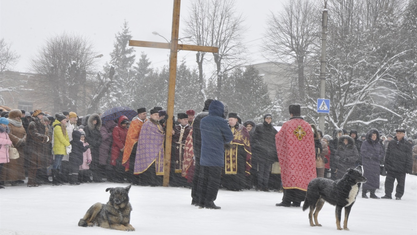Хресна хода у Калуші: тисяча вірян, снігопад та дві «набожні» собаки. Фоторепортаж