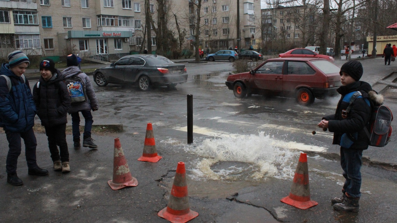 Школа и часть микрорайона остались без воды: в чем причина?