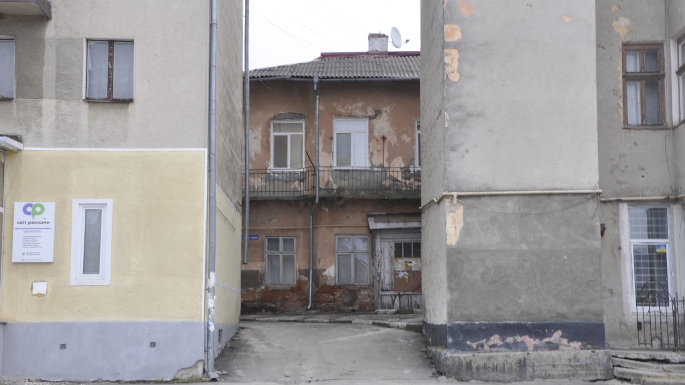 Як живуть у найгіршому будинку Калуша, який розвалюється на очах