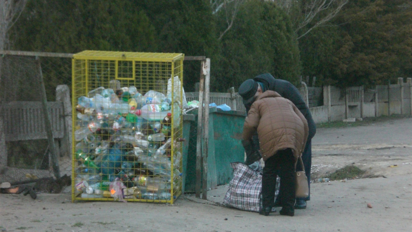 У Новій Каховці сортують лише пластикові пляшки