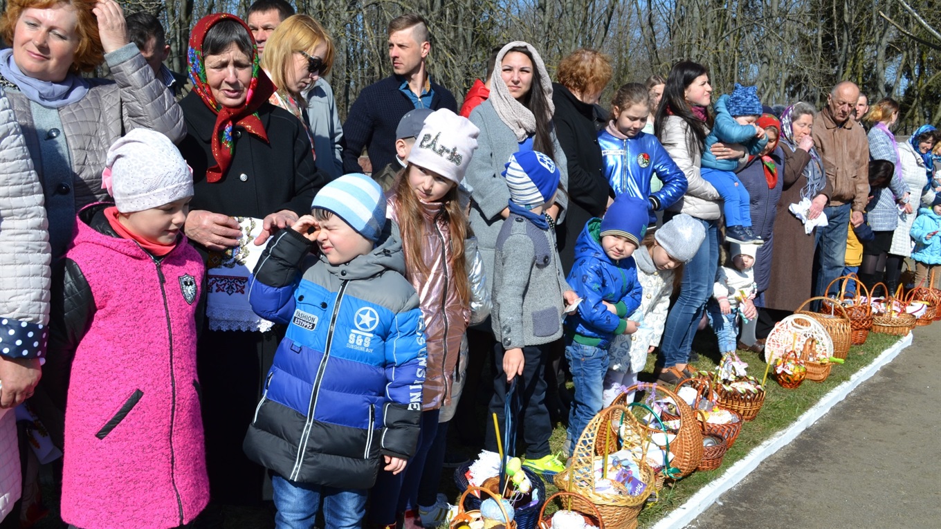 Як освячували великодні кошики найменші старокостянтинівці. Фоторепортаж