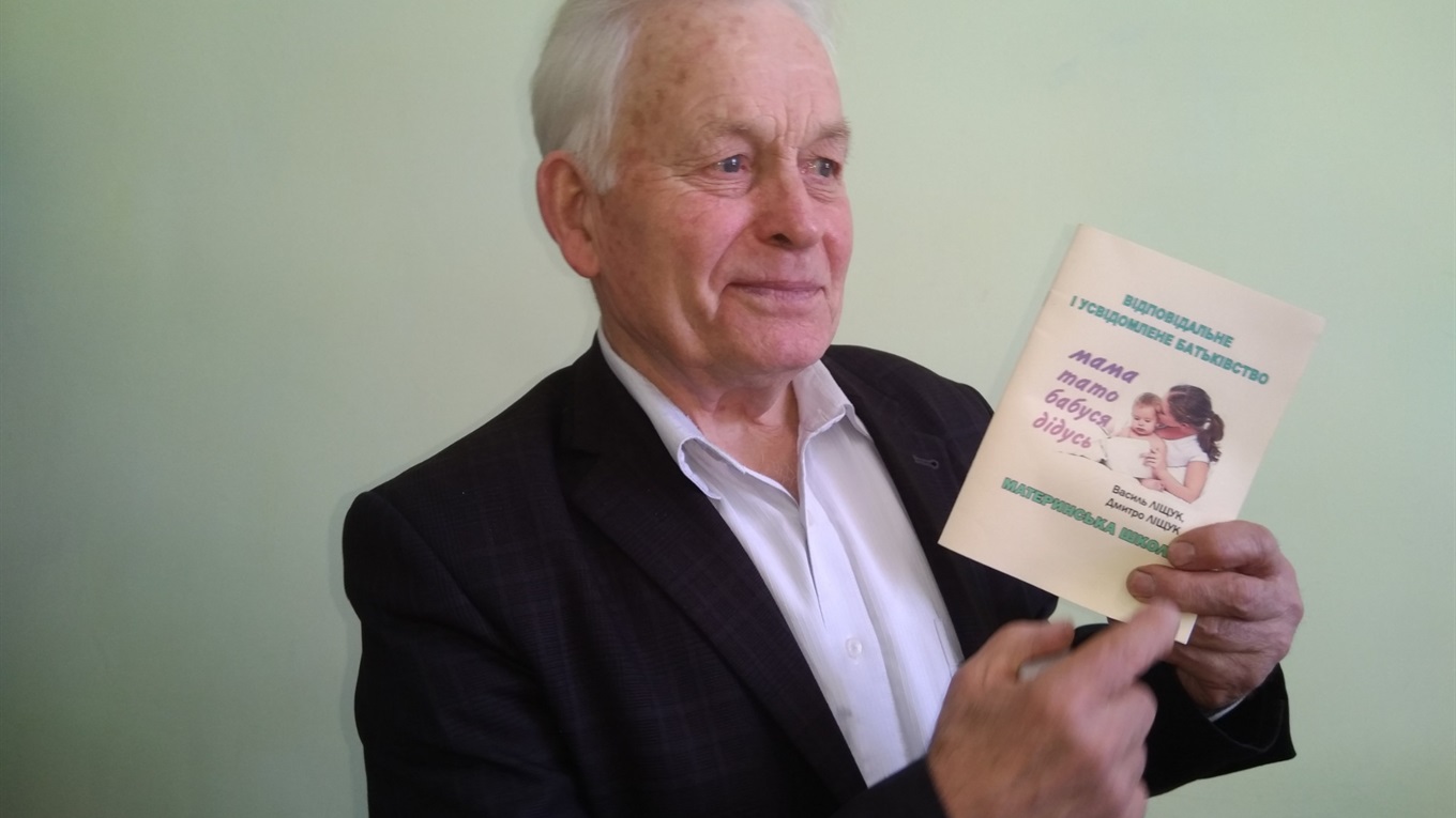 Василь Ліщук, який навчає немовлят читати, у 69 закінчив університет і двічі був у Верховній Раді 