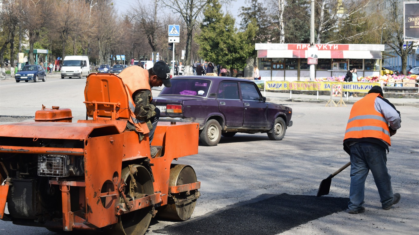 Новоградські комунальники почали латати ями на дорогах міста