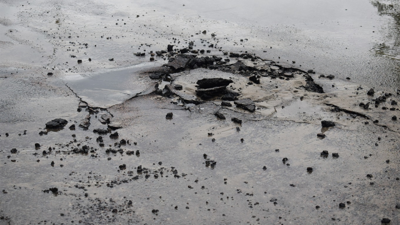 У Новограді посеред дороги стався прорив водогону