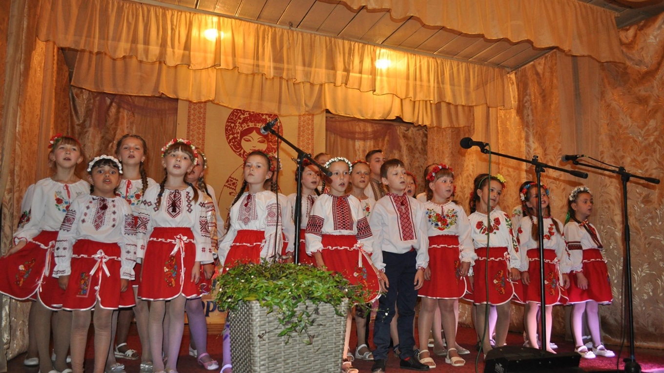 Школярі Калуського району у Вістовій влаштували для матерів велике мистецьке свято