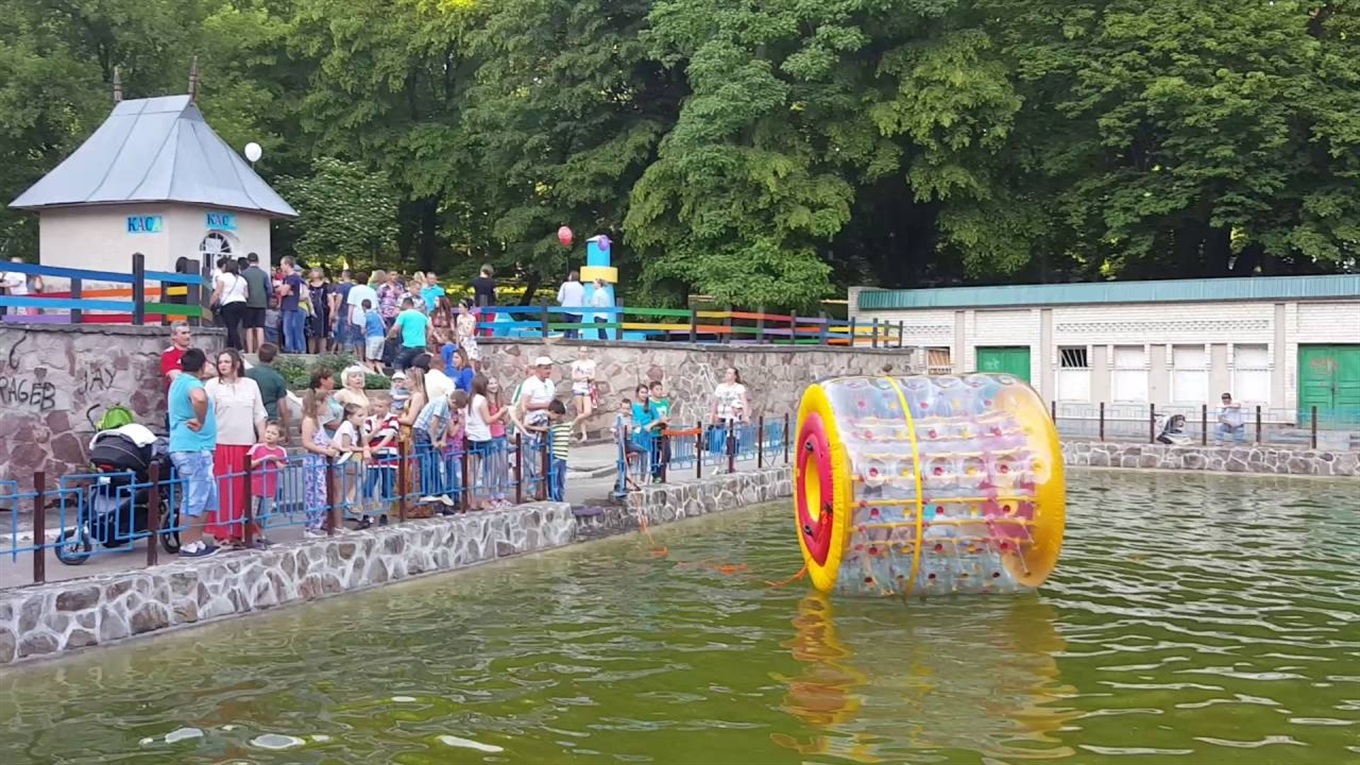 Байкери, духові оркестри на вулицях, 100-кілограмовий торт, ONUKA: як Калуш святкує День міста
