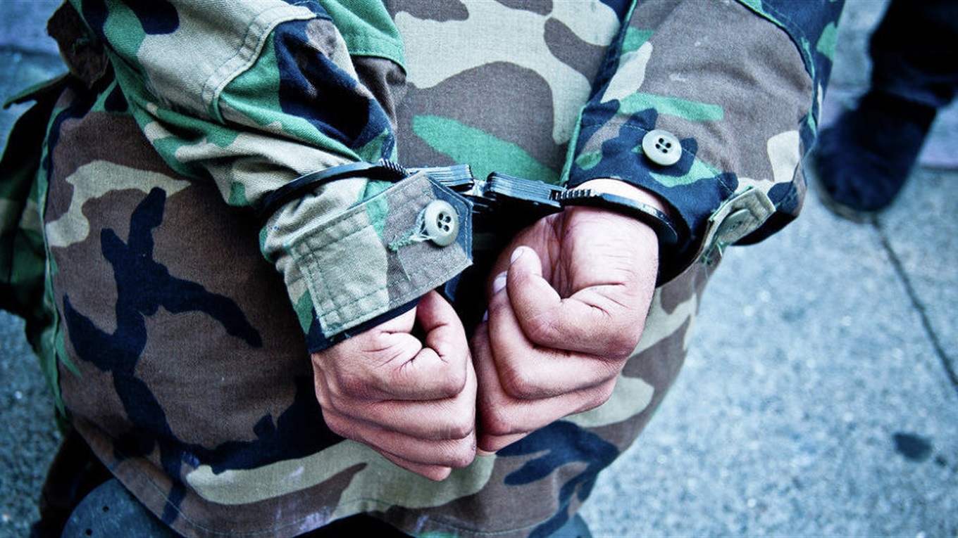 Суд відправив під варту двох офіцерів ЗСУ, які налагодили схему "відкатів"