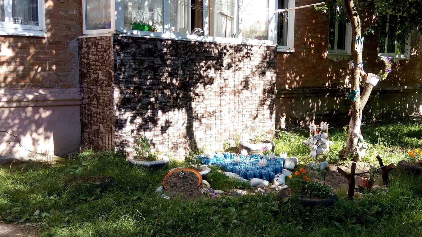 Пластикова пальма, іграшки на деревах: що можна побачити у калуських дворах. Фото