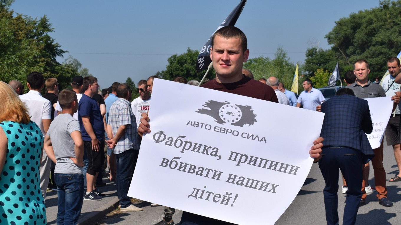 Більше ста новоград-волинців перекрили трасу поблизу Новограда: що вони вимагали
