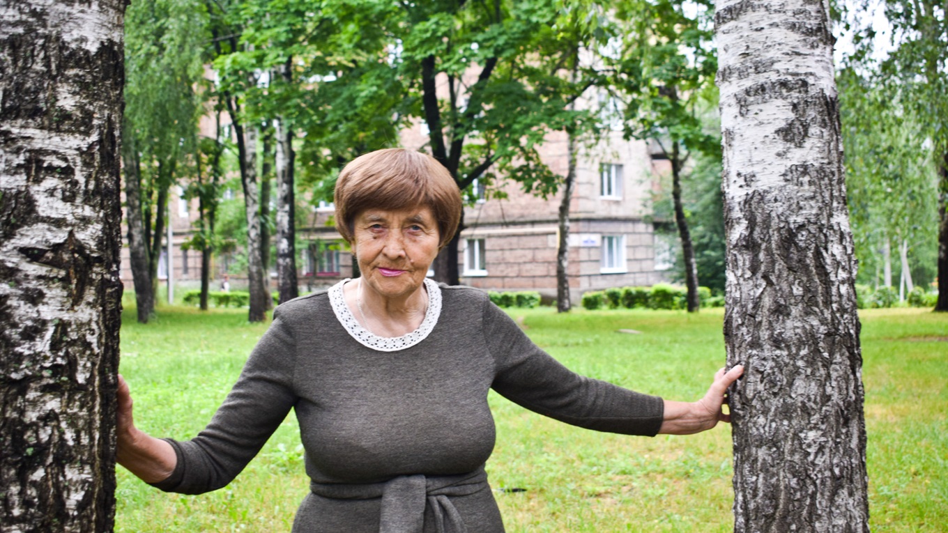 Алеї Клари: звягельчанка щодня безкоштовно прибирає свій мікрорайон 