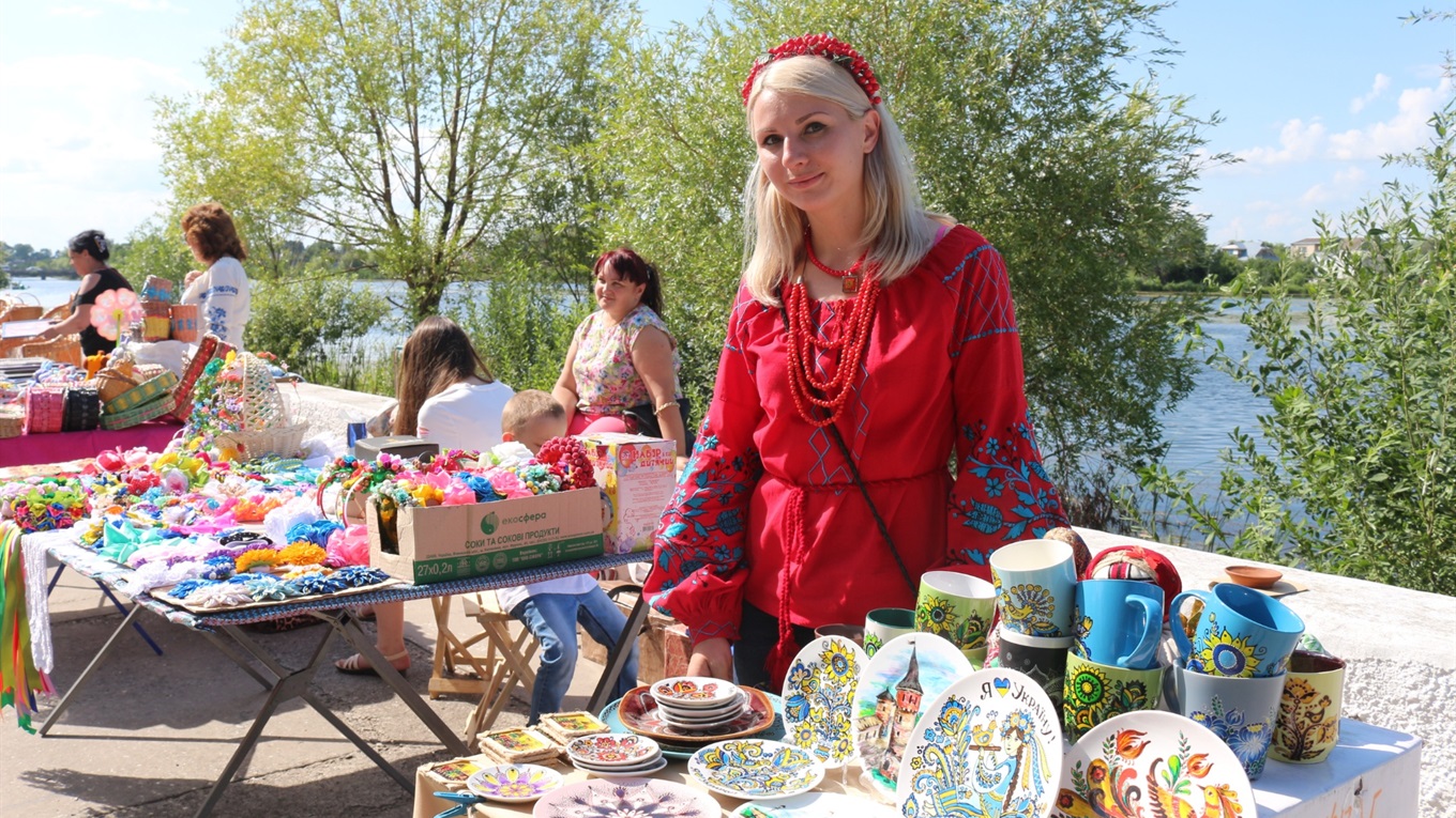 Марина Клипко пише картини, створює прикраси,  обереги, ляльки-мотанки і уже вигадала свій стиль