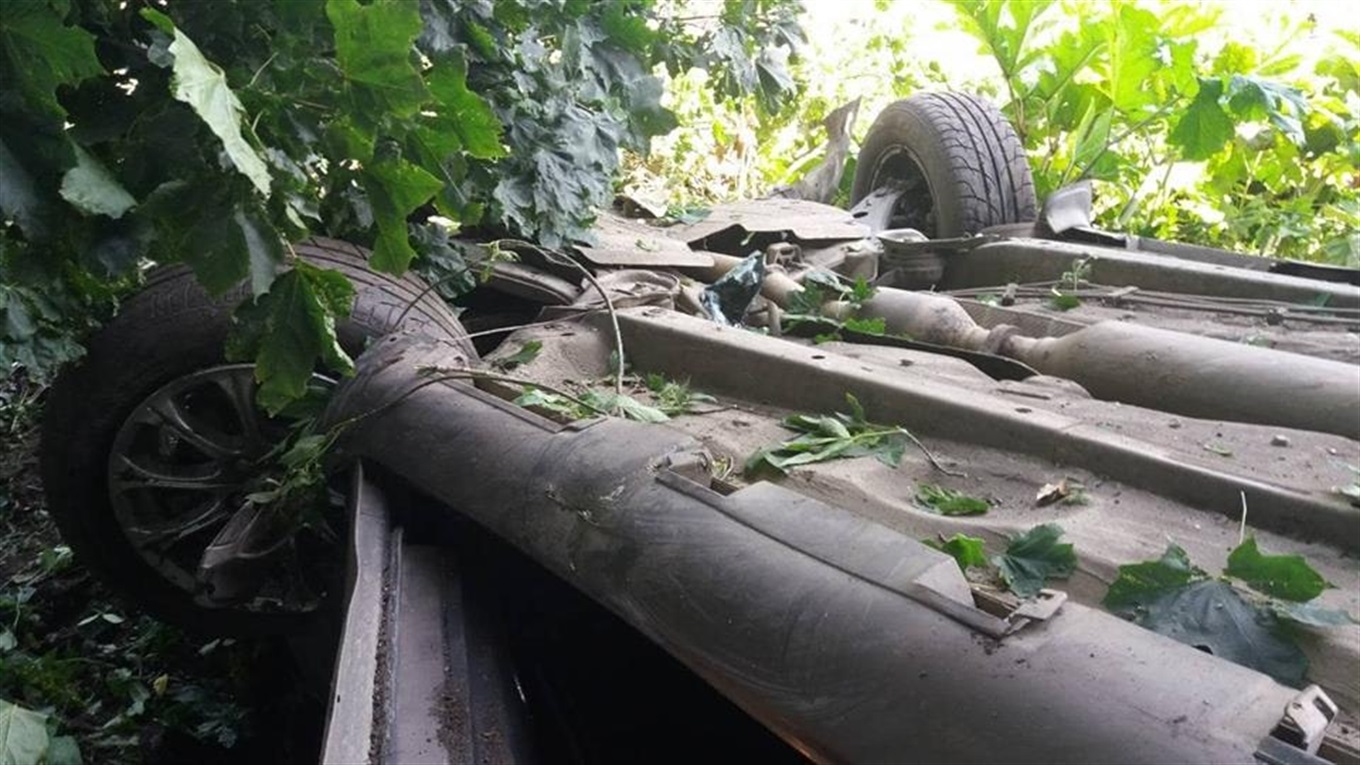 Біля Сахновець  автомобіль злетів у кювет та врізався в дерево: водій втратив кінцівки 