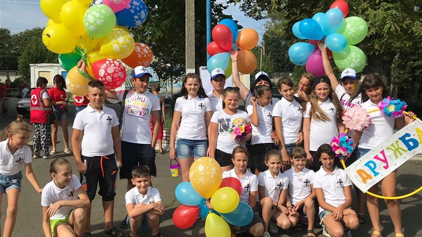 Волноваські діти обіймали перехожих у День дружби: яскраві кадри