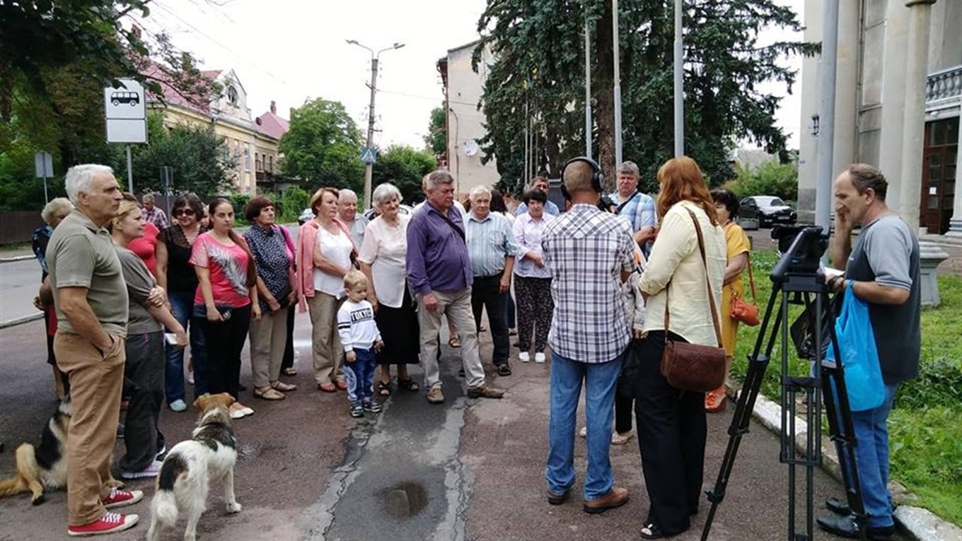 У Калуші  люди вийшли на акцію протесту проти руху вантажівок по вулицях над проваллями