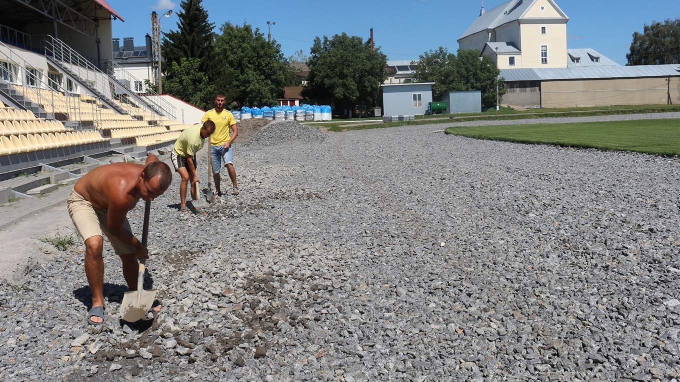 На стадіоні облаштовують європейські бігові доріжки. Вони будуть червоного кольору