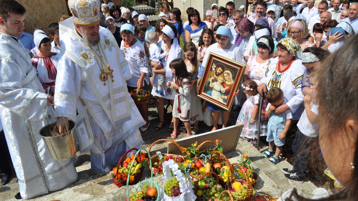 Храмове свято у Новиці: УПЦ КП — благословення владики, УГКЦ — гості вперше бачили розписаний храм 