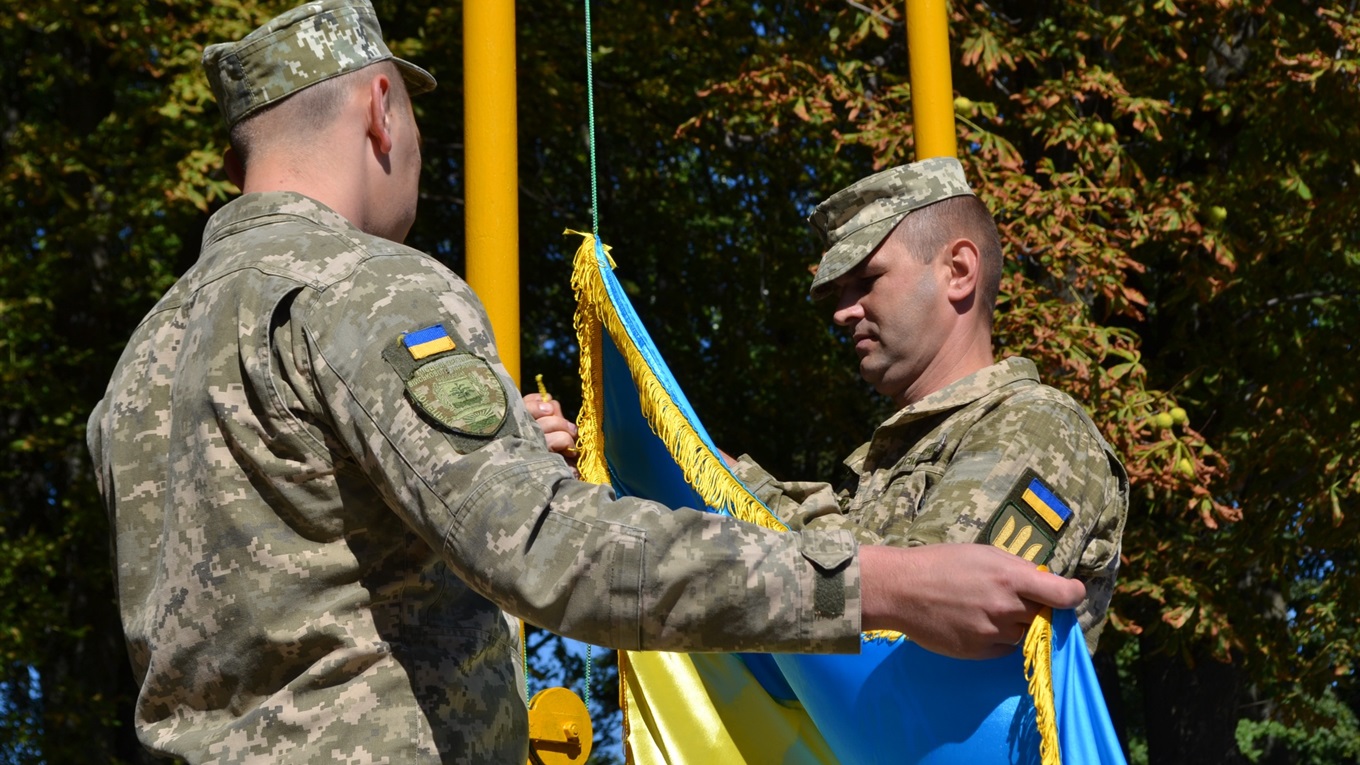 У Волновасі військові пронесли український стяг червоною доріжкою: відео