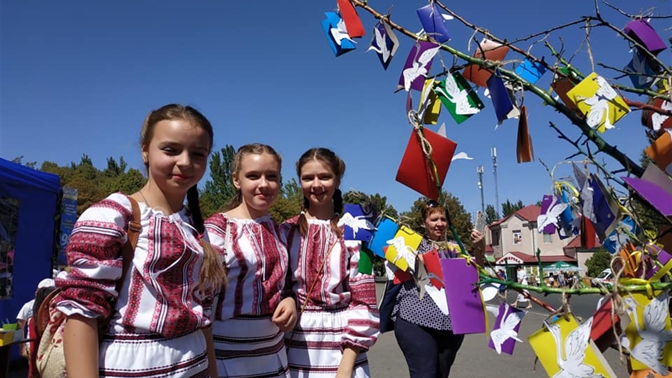 Флешмоб "1000 журавлів" у Волновасі: 10 яскравих фото про те, як це було