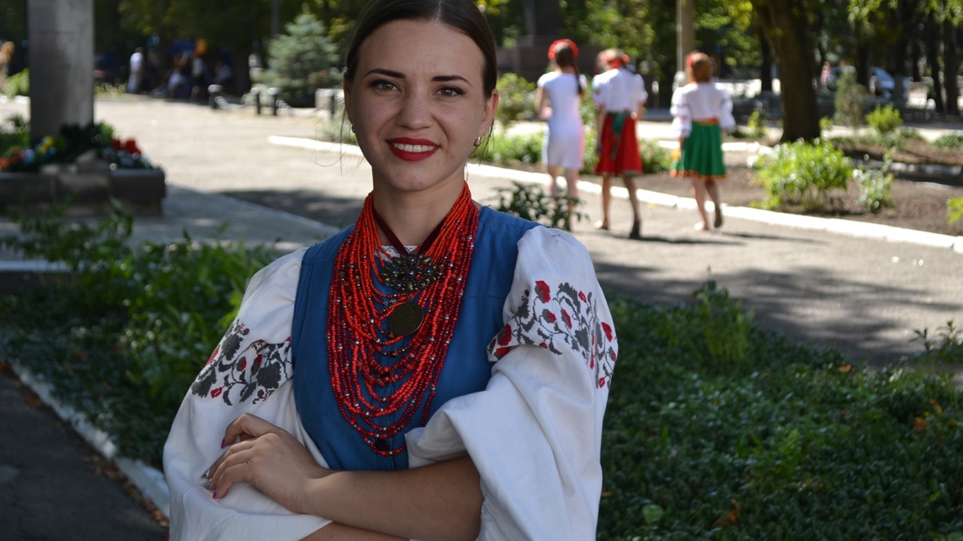 Майстриня з Волноваського району створила унікальну вишиванку