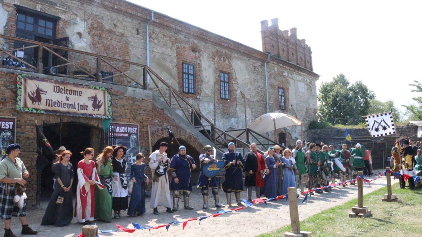 Середньовічний фестиваль у Старокостянтинові: лицарські бої та люди в автентичному одязі
