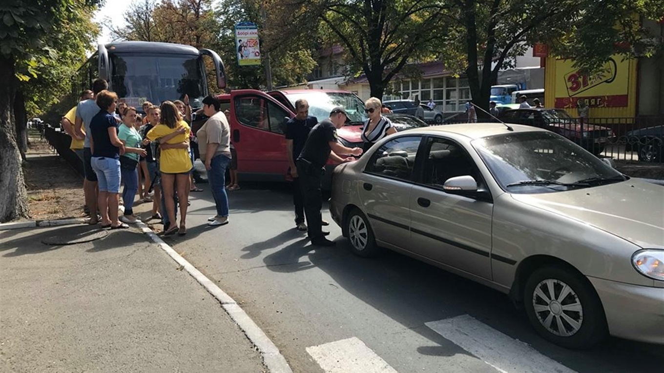 В центрі Волновахи сталася аварія з автобусом із дітьми і двома автомобілями