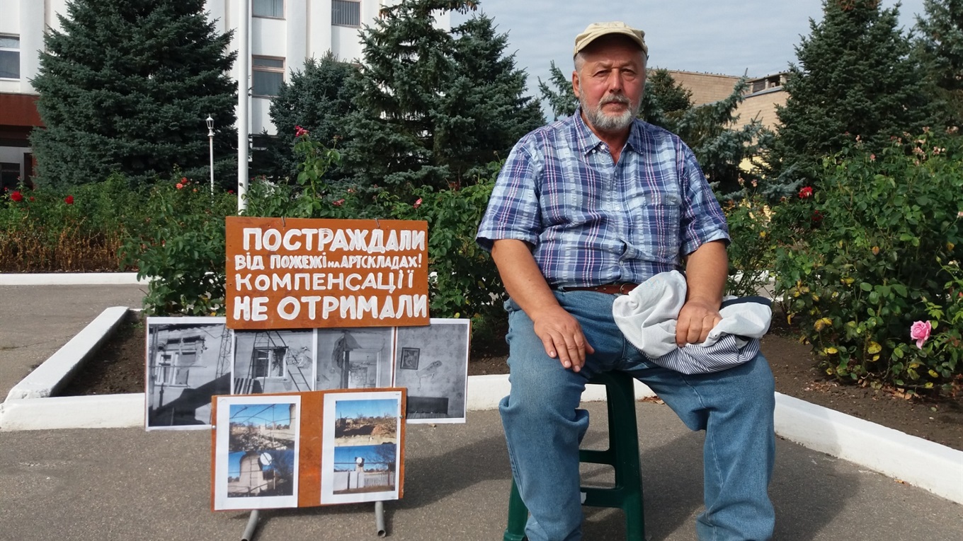 Сватівчанин вийшов на пікет. Каже, якщо не допоможе, то буде голодувати