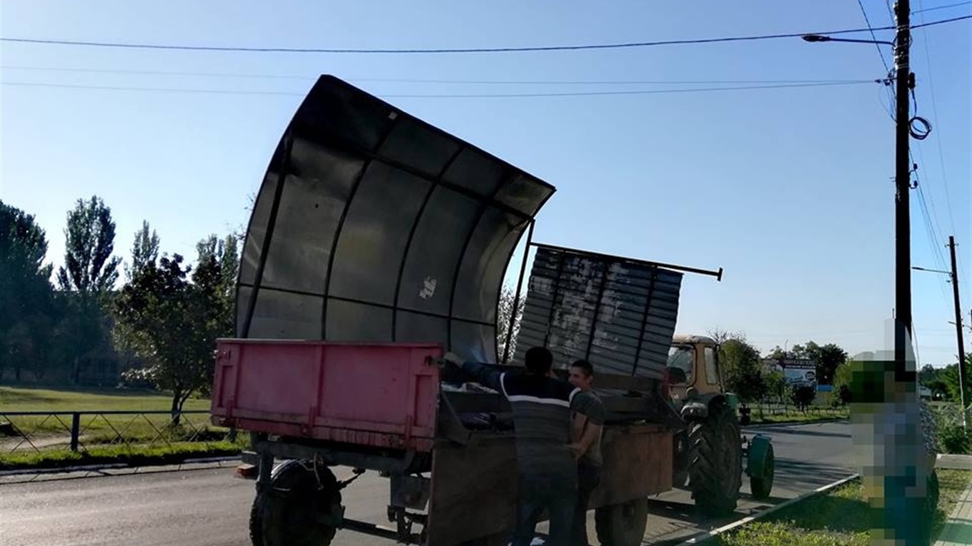 Автобусну зупинку, яку демонтували у Волновасі, встановили неподалік від старого місця