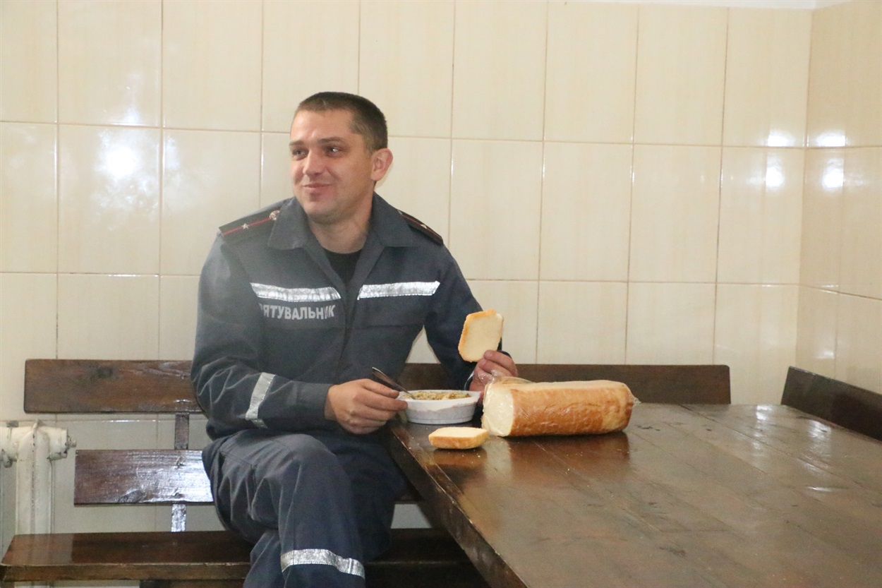 Спасатели обедают в части 