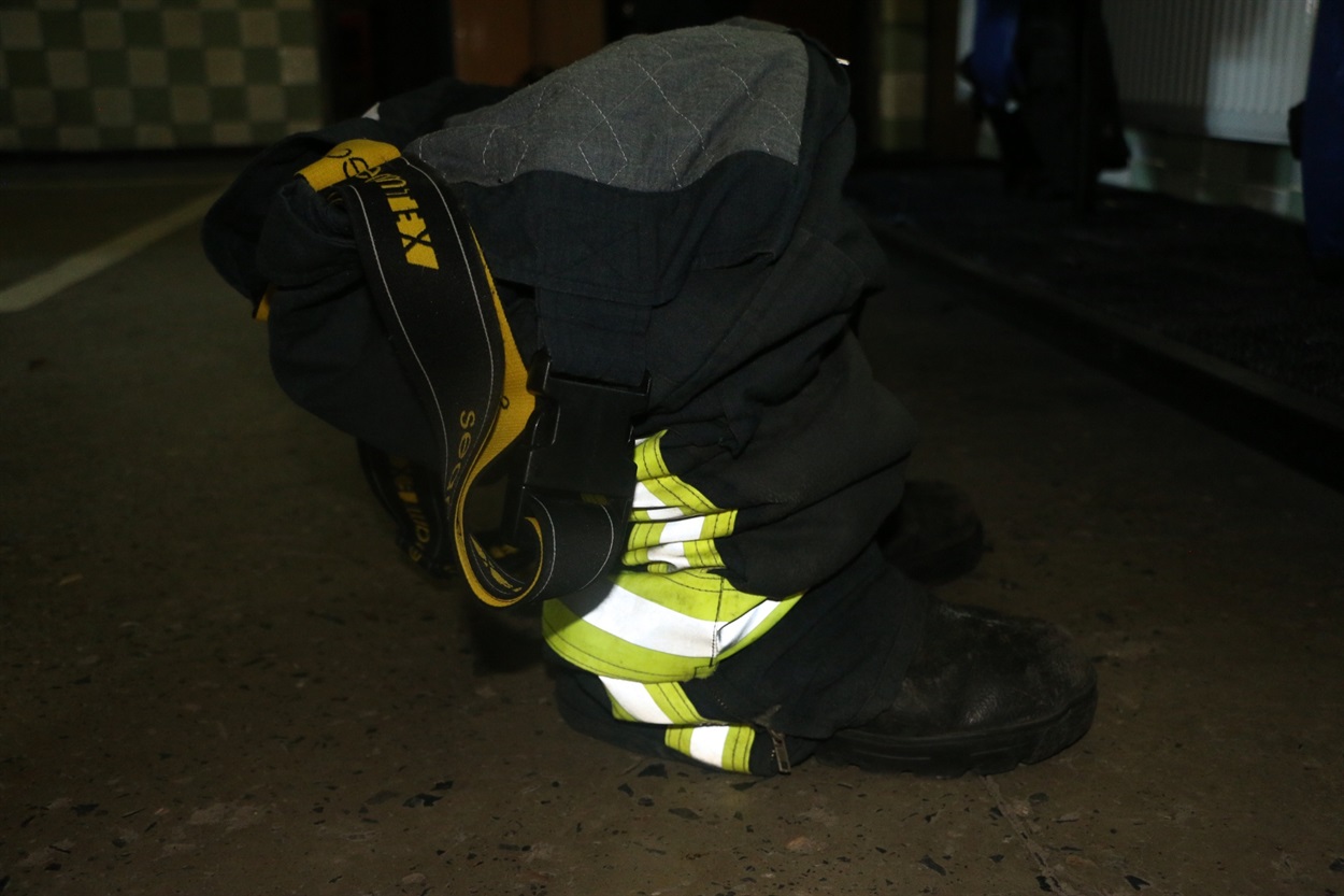 Форму и сапоги оставляют в таком виде, чтобы быстро одеться перед выездом на вызов