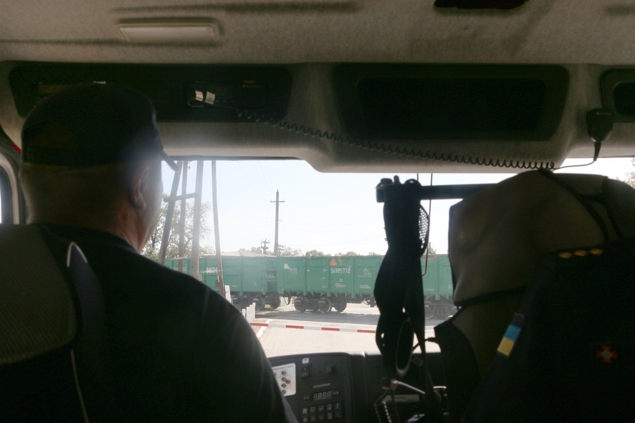 Закрытый ж.д. переезд – препятствие на пути спасателей 