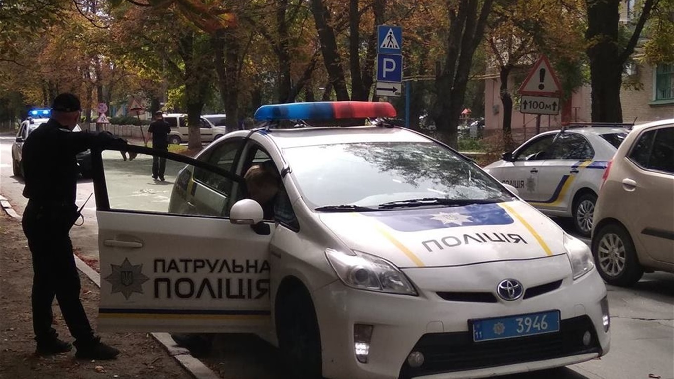 Поліцейський автомобіль у Волновасі збив на пішохідному переході жінку: відео з місця аварії