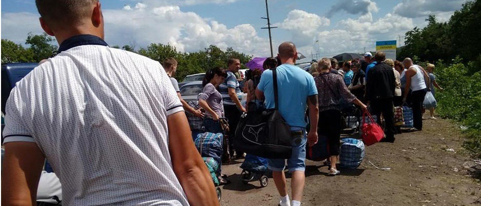 Зачастую возле КПВВ - огромные очереди.
