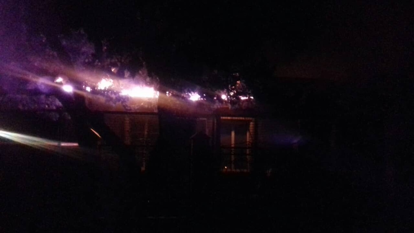 В Попасной спасатели восемь часов тушили пожар 